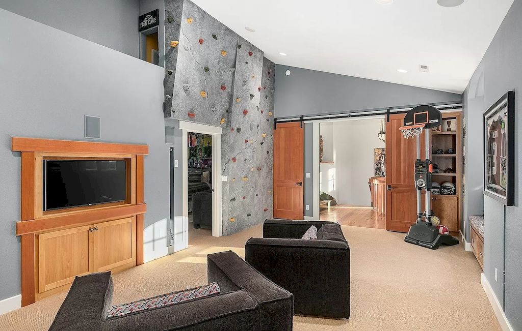 The House in Lake Oswego, Oregon is an Exclusive riverfront home now available for sale. This home is located at 12790 S Fielding Rd, Lake Oswego, Oregon