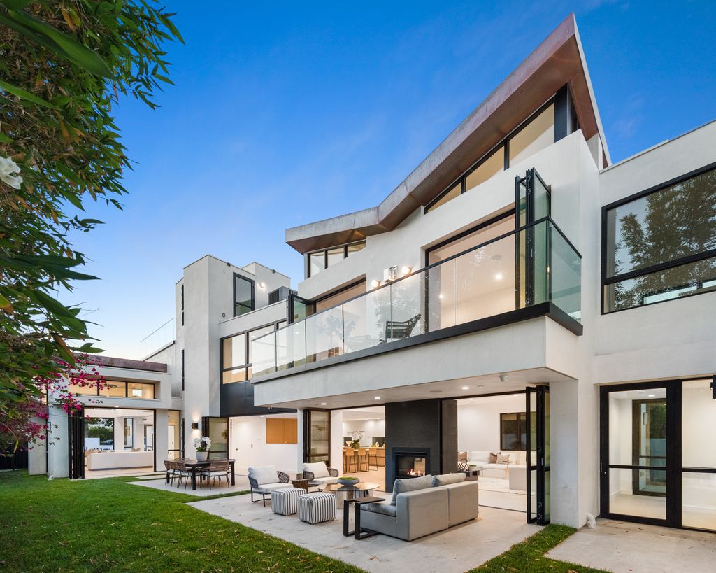 The Home in Santa Monica is a magnificent contemporary style estate with perfect blend of modern architecture, design, and technology now available for sale. This home located at 218 Alta Ave, Santa Monica, California