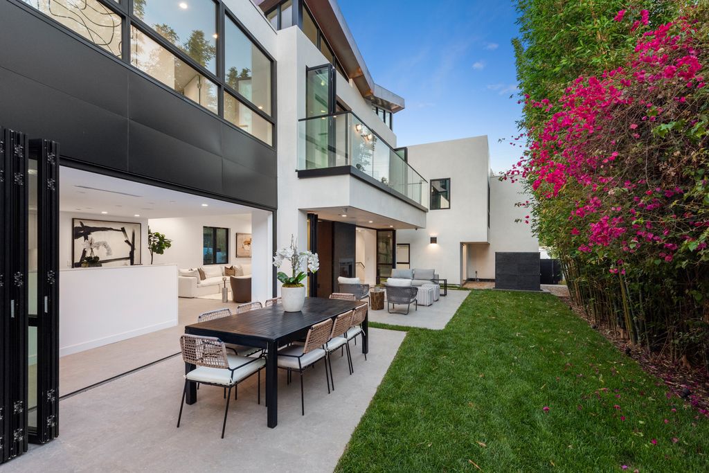 The Home in Santa Monica is a magnificent contemporary style estate with perfect blend of modern architecture, design, and technology now available for sale. This home located at 218 Alta Ave, Santa Monica, California