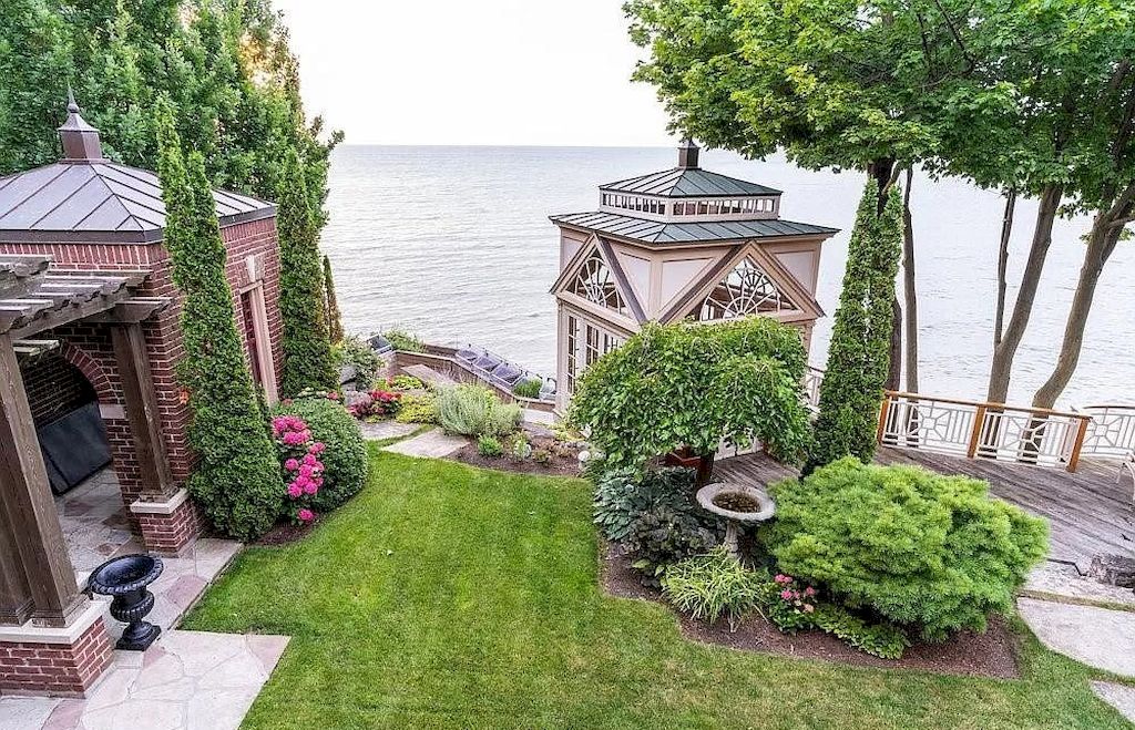 The Majestic Queen Anne Manor is an amazing house now available for sale. This home is located at 22 Bayview Dr, Saint Catharines, ON L2N 4Y4, Canada
