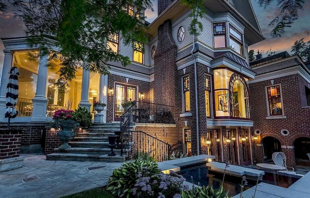 The Majestic Queen Anne Manor is an amazing house now available for sale. This home is located at 22 Bayview Dr, Saint Catharines, ON L2N 4Y4, Canada