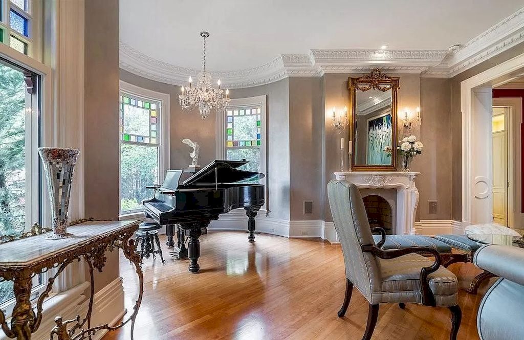The Majestic Queen Anne Manor is an amazing house now available for sale. This home is located at 22 Bayview Dr, Saint Catharines, ON L2N 4Y4, Canada