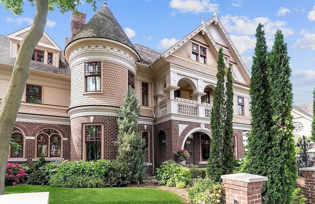The Majestic Queen Anne Manor is an amazing house now available for sale. This home is located at 22 Bayview Dr, Saint Catharines, ON L2N 4Y4, Canada