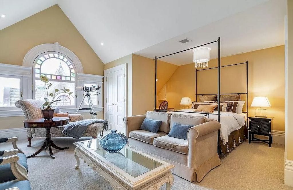 The Majestic Queen Anne Manor is an amazing house now available for sale. This home is located at 22 Bayview Dr, Saint Catharines, ON L2N 4Y4, Canada