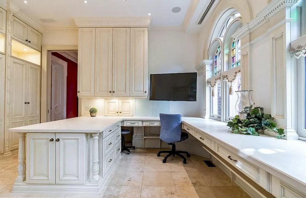 The Majestic Queen Anne Manor is an amazing house now available for sale. This home is located at 22 Bayview Dr, Saint Catharines, ON L2N 4Y4, Canada