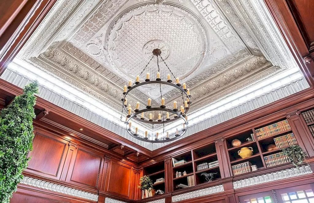 The Majestic Queen Anne Manor is an amazing house now available for sale. This home is located at 22 Bayview Dr, Saint Catharines, ON L2N 4Y4, Canada