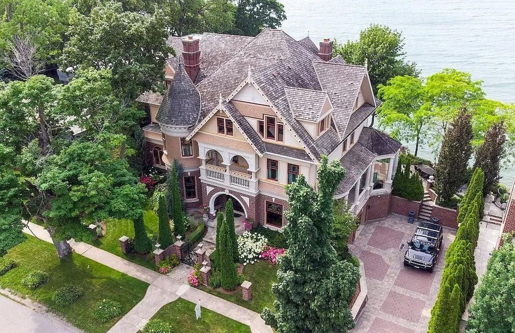The Majestic Queen Anne Manor is an amazing house now available for sale. This home is located at 22 Bayview Dr, Saint Catharines, ON L2N 4Y4, Canada