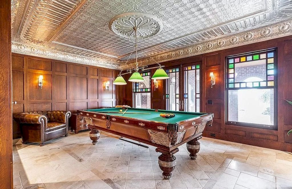 The Majestic Queen Anne Manor is an amazing house now available for sale. This home is located at 22 Bayview Dr, Saint Catharines, ON L2N 4Y4, Canada