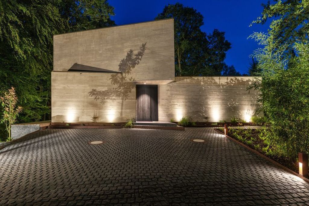 Neo House, Breathtaking Monument to Modernity by Querkopf Architekten