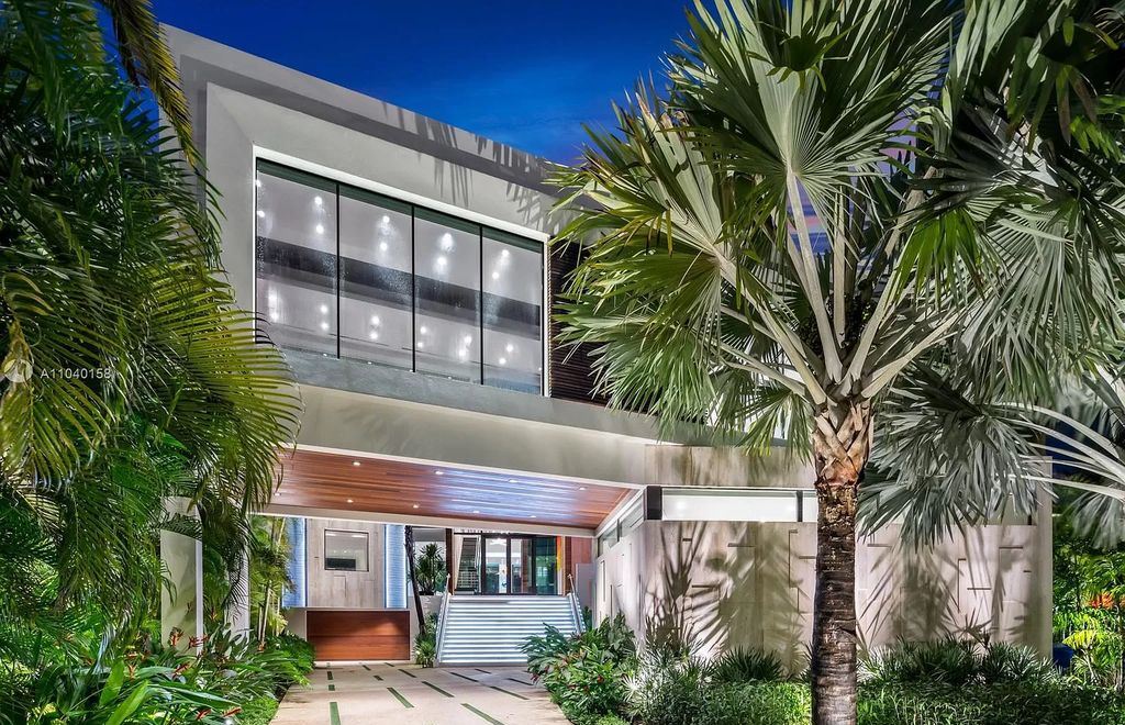 The Home in Miami is a brand new luxury modern estate with stunning bay views and over 100 feet of linear waterfront now available for sale. This home located at 1133 Belle Meade Island Dr, Miami, Florida