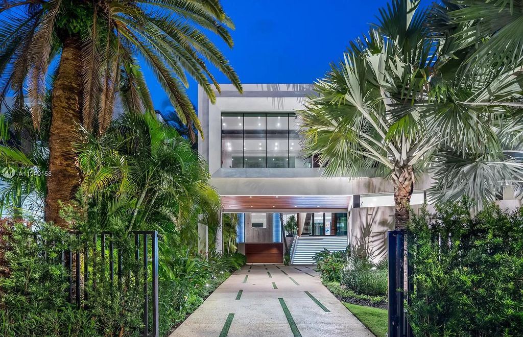 The Home in Miami is a brand new luxury modern estate with stunning bay views and over 100 feet of linear waterfront now available for sale. This home located at 1133 Belle Meade Island Dr, Miami, Florida