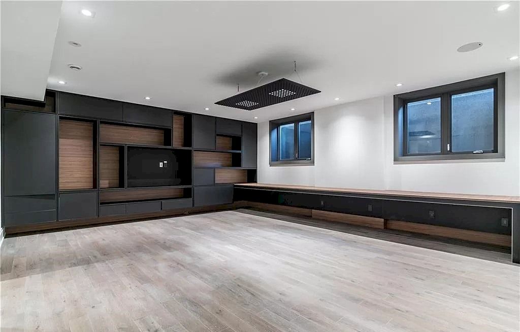 The Spectacular Custom Built Home in Mississauga is a state-of-the-art design home now available for sale. This home is located at 267 Kenollie Ave, Mississauga, ON L5G 2J1, Canada