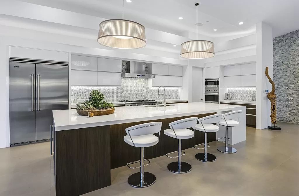 The Palm Springs Home is a bespoke Brian Foster Designs home at Pinnacle offers the most premium lot location with 360 degree mountain views now available for sale. This home located at 1747 Pinnacle Point, Palm Springs, California