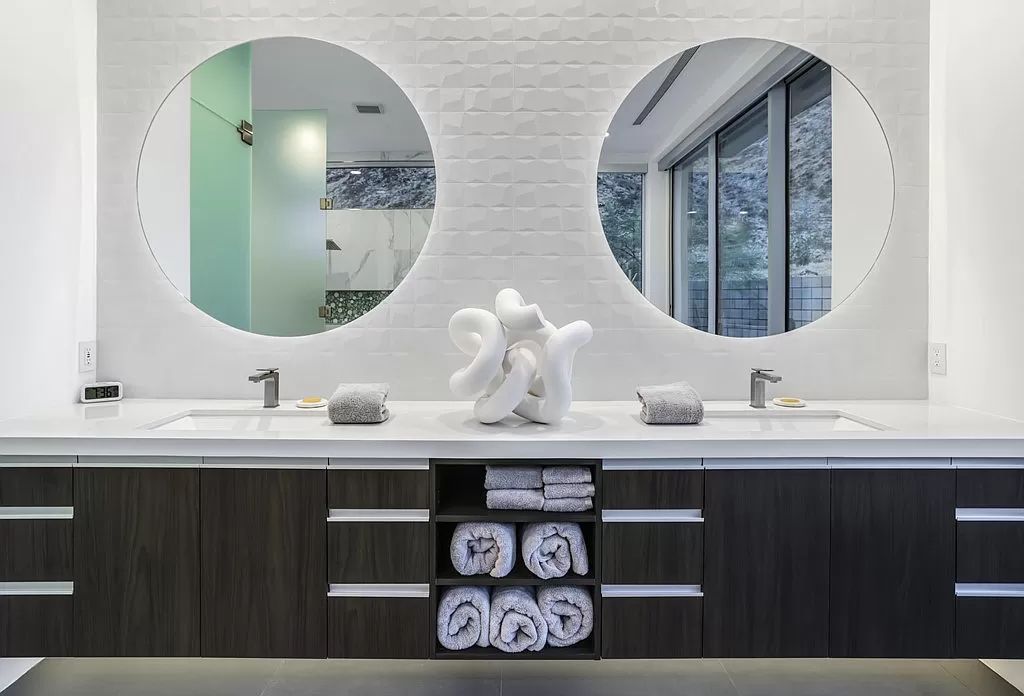 The Palm Springs Home is a bespoke Brian Foster Designs home at Pinnacle offers the most premium lot location with 360 degree mountain views now available for sale. This home located at 1747 Pinnacle Point, Palm Springs, California