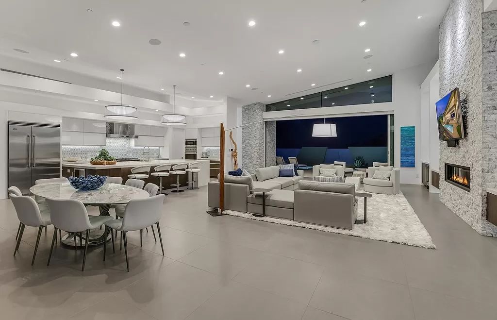 The Palm Springs Home is a bespoke Brian Foster Designs home at Pinnacle offers the most premium lot location with 360 degree mountain views now available for sale. This home located at 1747 Pinnacle Point, Palm Springs, California