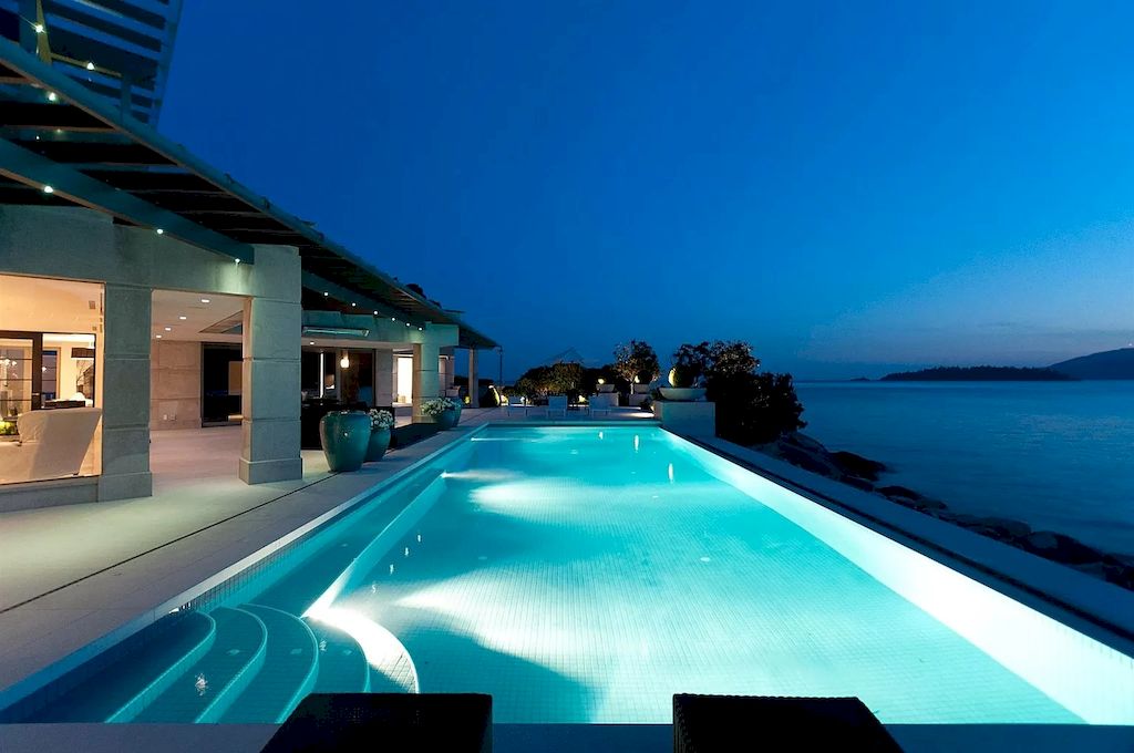 The World-Class Waterfront Residence in West Vancouver offers unobstructed ocean views now available for sale. This home is located at 5365 Seaside Pl, West Vancouver, BC V7W 3E2, Canada