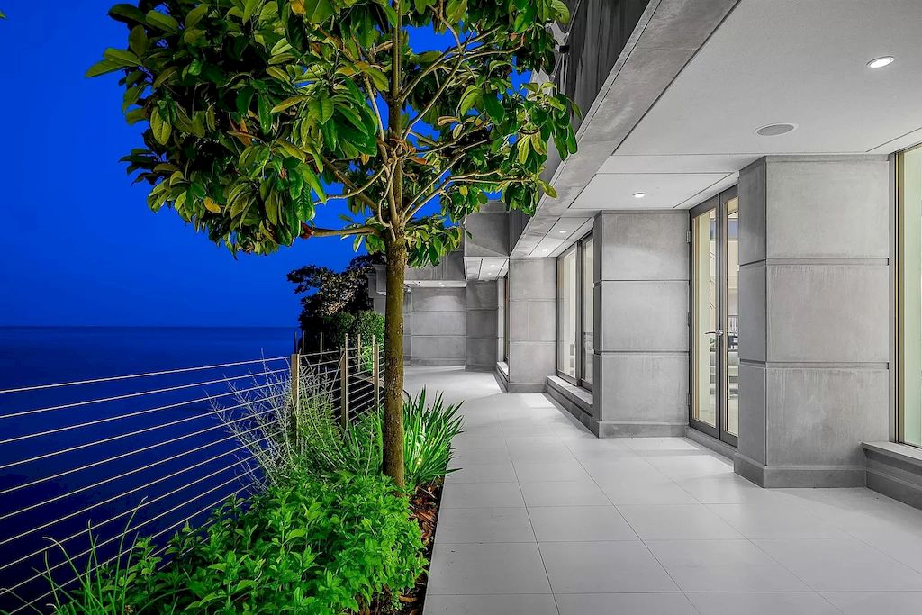 The World-Class Waterfront Residence in West Vancouver offers unobstructed ocean views now available for sale. This home is located at 5365 Seaside Pl, West Vancouver, BC V7W 3E2, Canada