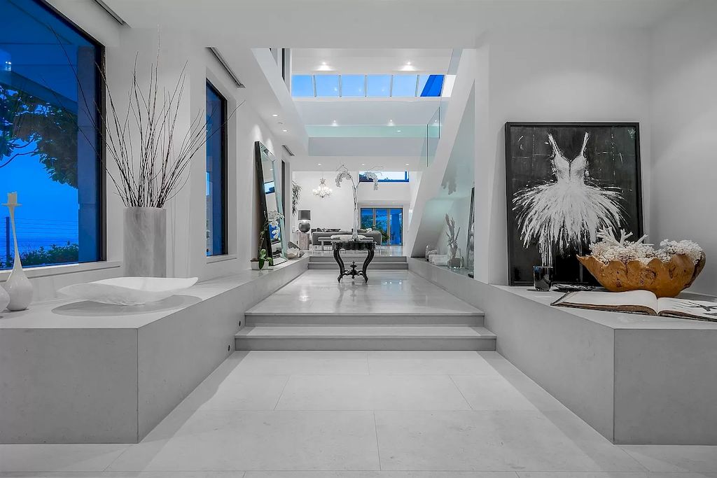 The World-Class Waterfront Residence in West Vancouver offers unobstructed ocean views now available for sale. This home is located at 5365 Seaside Pl, West Vancouver, BC V7W 3E2, Canada