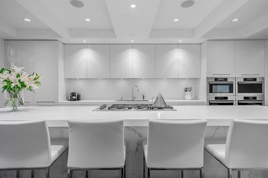 The World-Class Waterfront Residence in West Vancouver offers unobstructed ocean views now available for sale. This home is located at 5365 Seaside Pl, West Vancouver, BC V7W 3E2, Canada