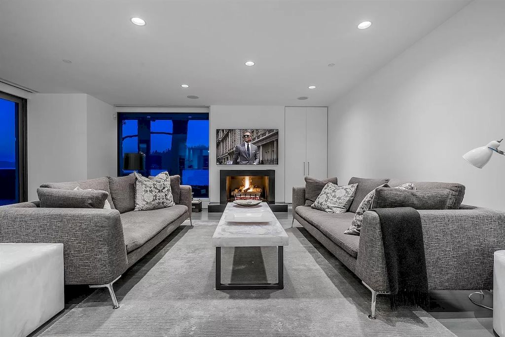 The World-Class Waterfront Residence in West Vancouver offers unobstructed ocean views now available for sale. This home is located at 5365 Seaside Pl, West Vancouver, BC V7W 3E2, Canada