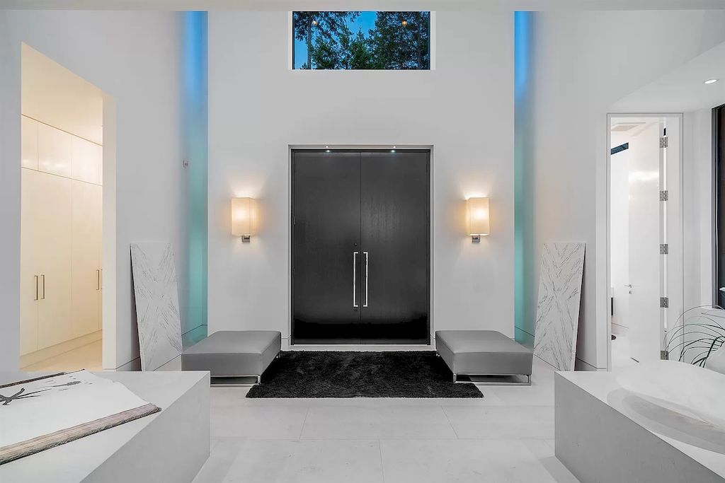 The World-Class Waterfront Residence in West Vancouver offers unobstructed ocean views now available for sale. This home is located at 5365 Seaside Pl, West Vancouver, BC V7W 3E2, Canada