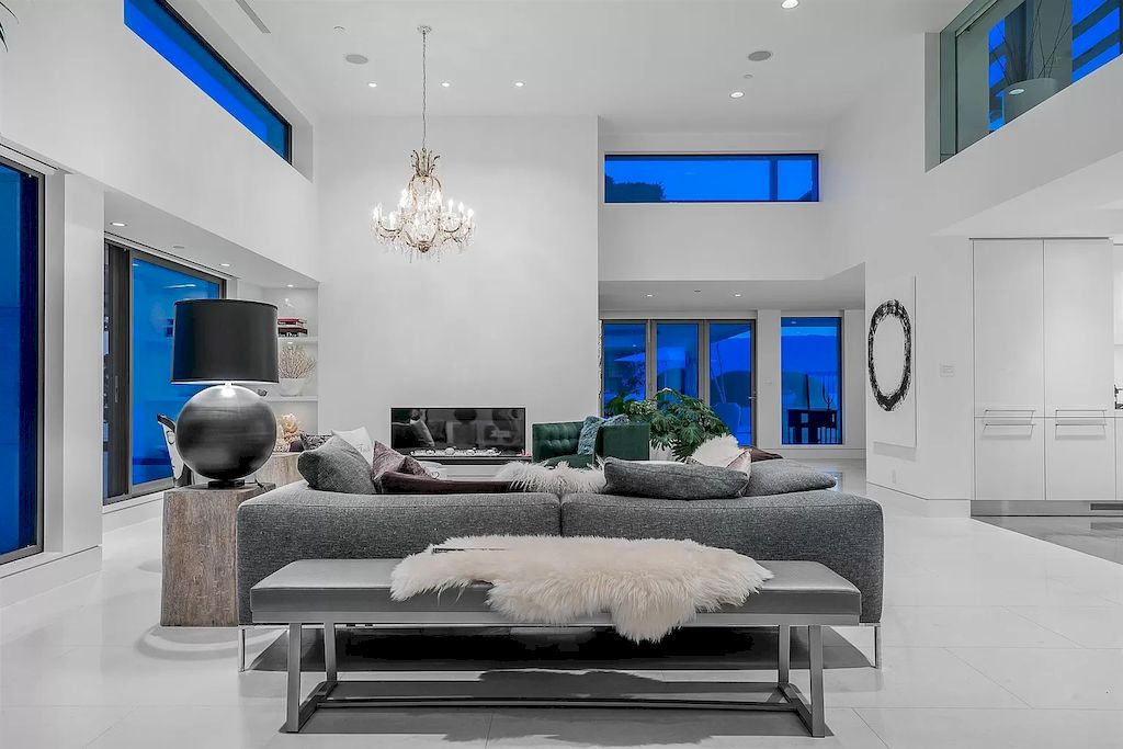 The World-Class Waterfront Residence in West Vancouver offers unobstructed ocean views now available for sale. This home is located at 5365 Seaside Pl, West Vancouver, BC V7W 3E2, Canada