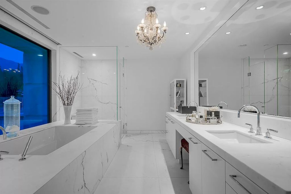 The World-Class Waterfront Residence in West Vancouver offers unobstructed ocean views now available for sale. This home is located at 5365 Seaside Pl, West Vancouver, BC V7W 3E2, Canada