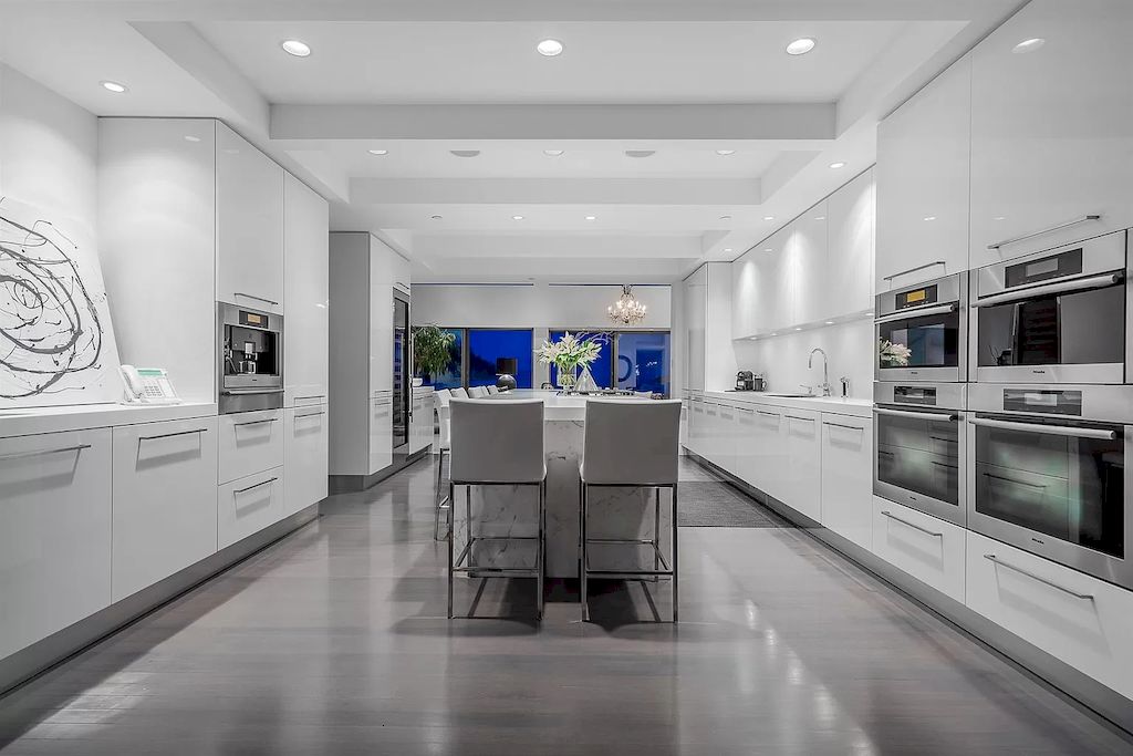 The World-Class Waterfront Residence in West Vancouver offers unobstructed ocean views now available for sale. This home is located at 5365 Seaside Pl, West Vancouver, BC V7W 3E2, Canada