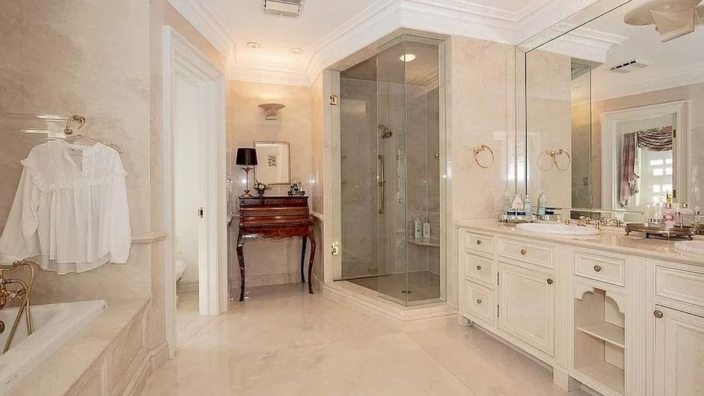The Traditional And Elegant Home in Ontario is meticulously built with top of line material now available for sale. This home is located at 11 Dewbourne Ave, Toronto, ON M5P 1Z3, Canada