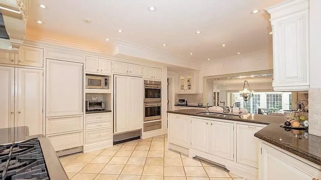 Traditional And Elegant Home in Ontario Sells for C7990000 18
