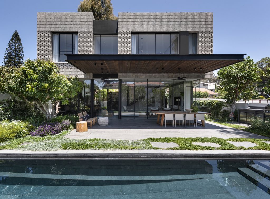 WR House Highlights Industrialized Style by Sharon Weiser Architecture 12