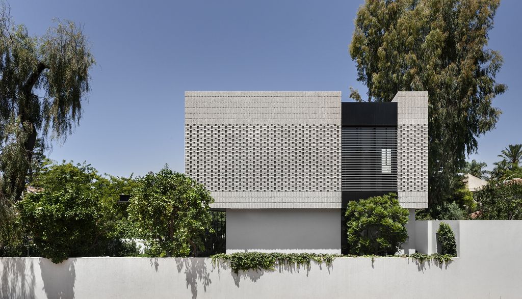 WR House Highlights Industrialized Style by Sharon Weiser Architecture 14