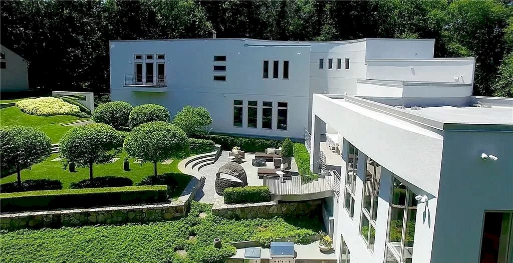 Luxury in Combination with Leading-edge Architecture Create Distinct Flavors to This $3,750,000 Estate in Connecticut

