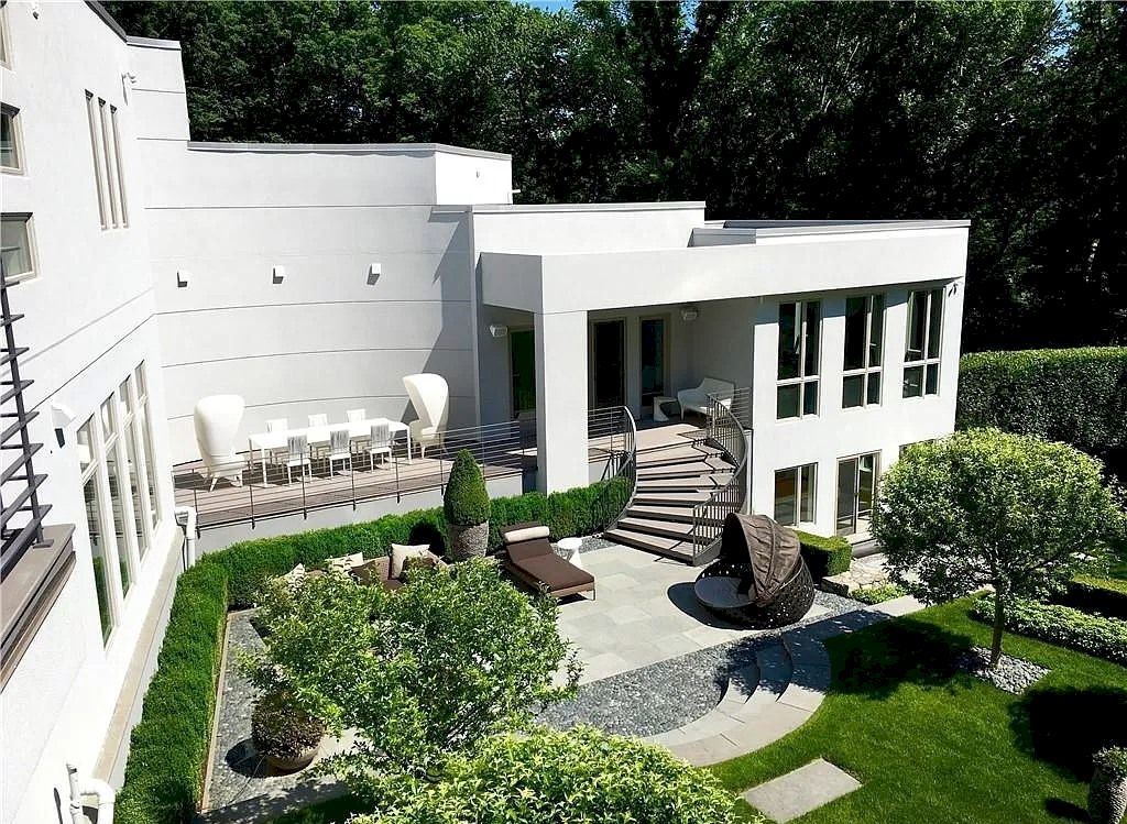 Luxury in Combination with Leading-edge Architecture Create Distinct Flavors to This $3,750,000 Estate in Connecticut