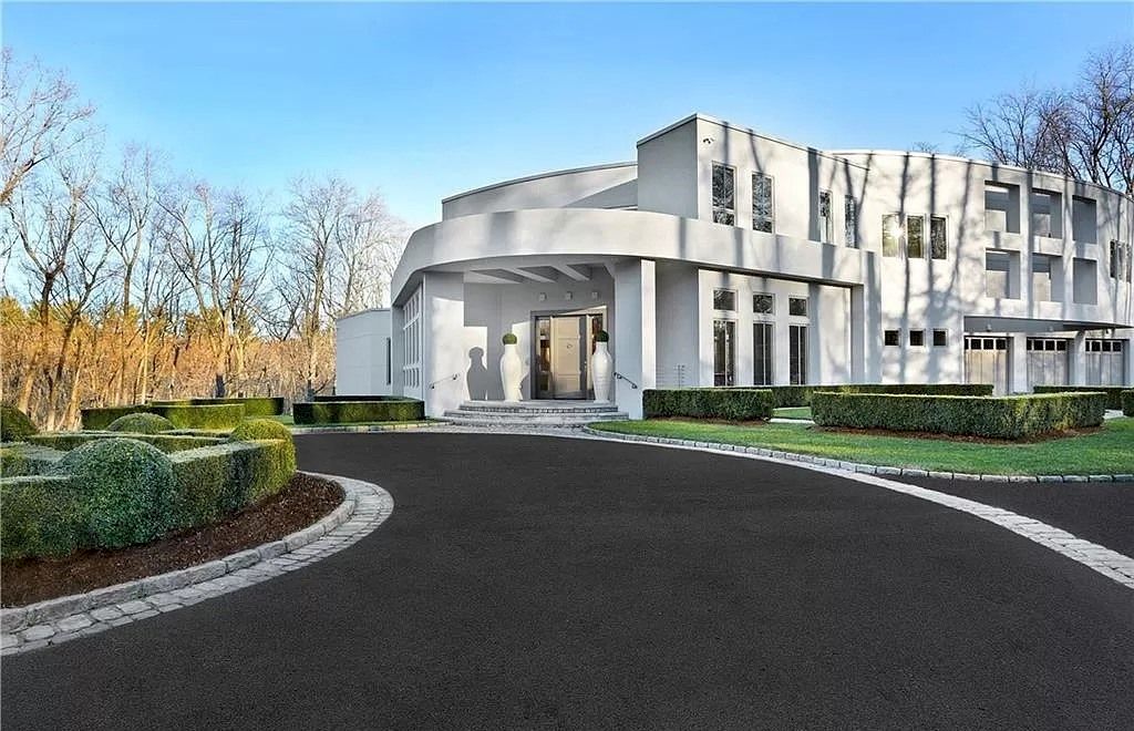 Luxury in Combination with Leading-edge Architecture Create Distinct Flavors to This $3,750,000 Estate in Connecticut