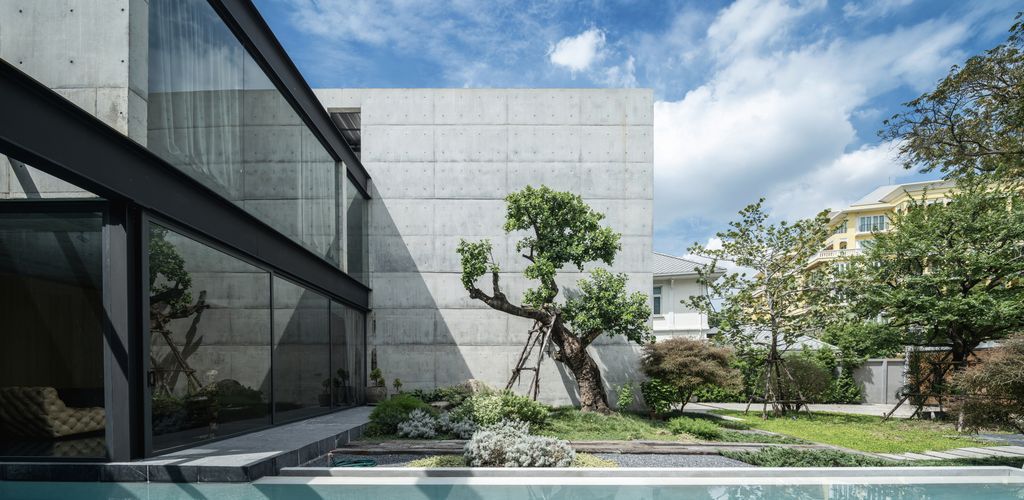 Baan Akat Yen residence filled with comfort cool breezes by Studio Krubka 27
