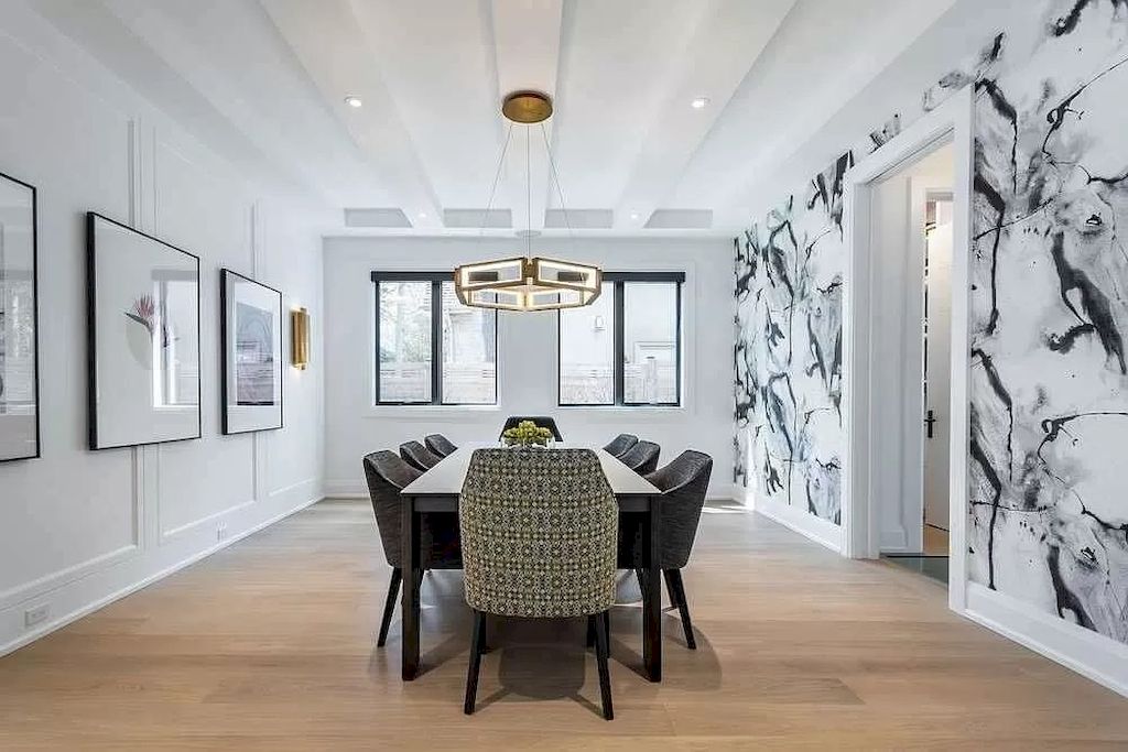 The Contemporary Smart Home in Ontario is an amazing home now available for sale. This home is located at 1585 Jalna Ave, Mississauga, ON L5J 1S8, Canada