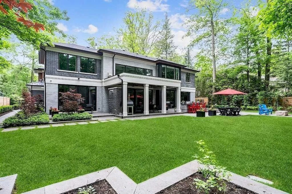 The Contemporary Smart Home in Ontario is an amazing home now available for sale. This home is located at 1585 Jalna Ave, Mississauga, ON L5J 1S8, Canada