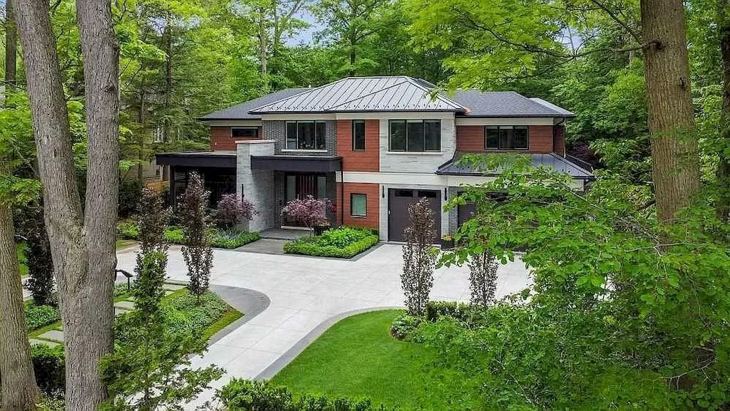 The Contemporary Smart Home in Ontario is an amazing home now available for sale. This home is located at 1585 Jalna Ave, Mississauga, ON L5J 1S8, Canada