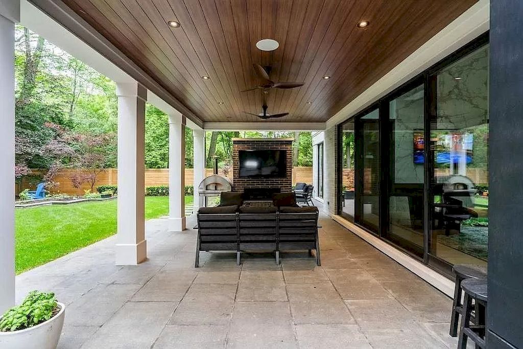 The Contemporary Smart Home in Ontario is an amazing home now available for sale. This home is located at 1585 Jalna Ave, Mississauga, ON L5J 1S8, Canada