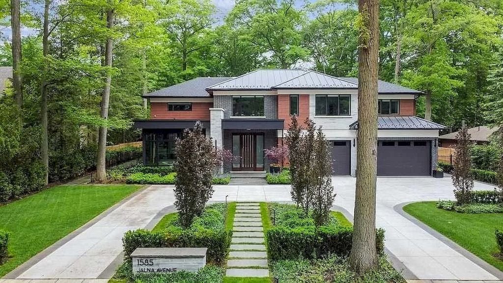 The Contemporary Smart Home in Ontario is an amazing home now available for sale. This home is located at 1585 Jalna Ave, Mississauga, ON L5J 1S8, Canada
