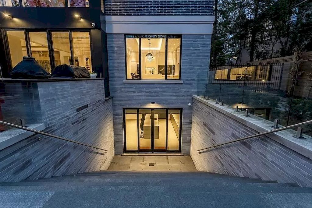 The Contemporary Smart Home in Ontario is an amazing home now available for sale. This home is located at 1585 Jalna Ave, Mississauga, ON L5J 1S8, Canada
