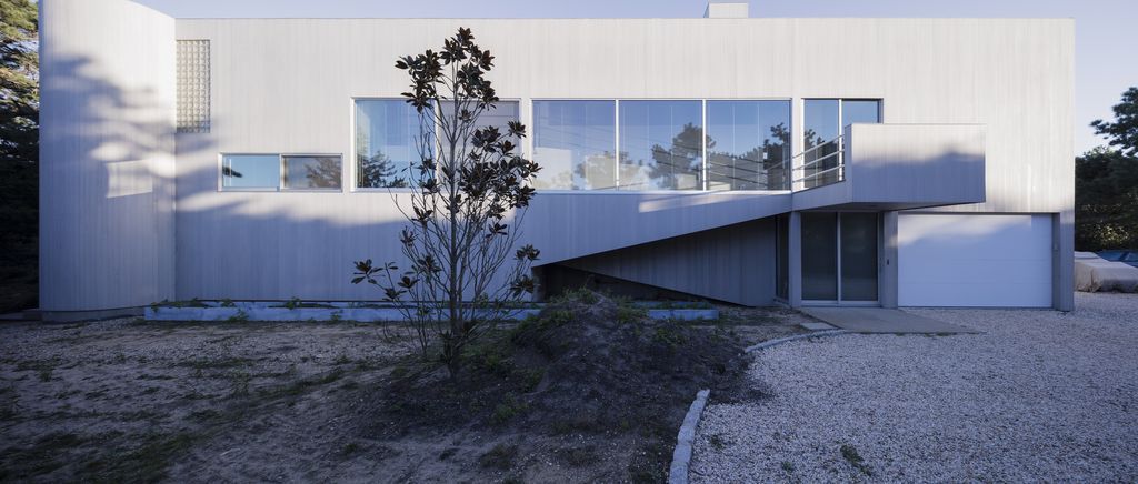 House in the Dunes, Stunning Renovation by Worrell Yeung Architecture