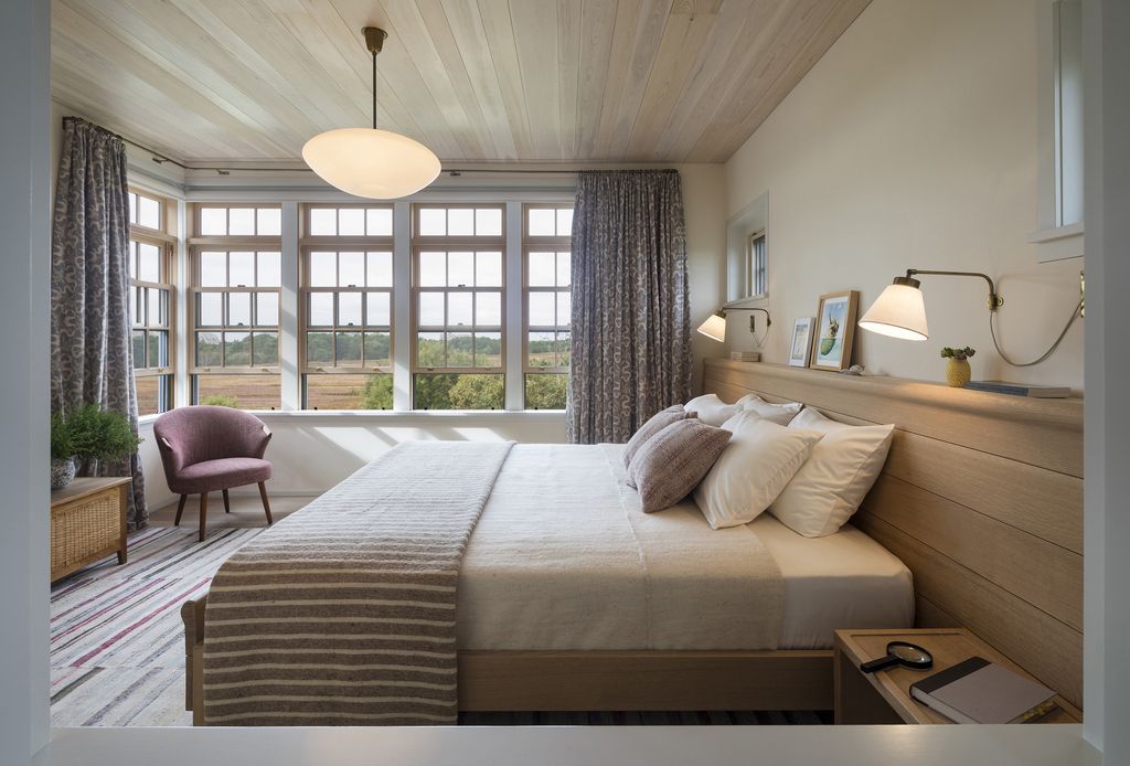 Meadow Beach house offers laid-back elegance by Andrew Franz Architect