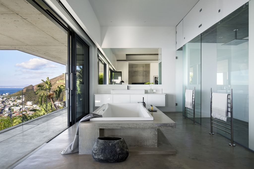 Pool Penthouse, Glamorous urban home on slope by Jenny Mills Architects