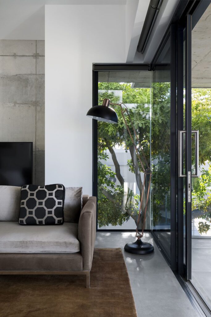 Pool Penthouse Glamorous urban home on slope by Jenny Mills Architects 13