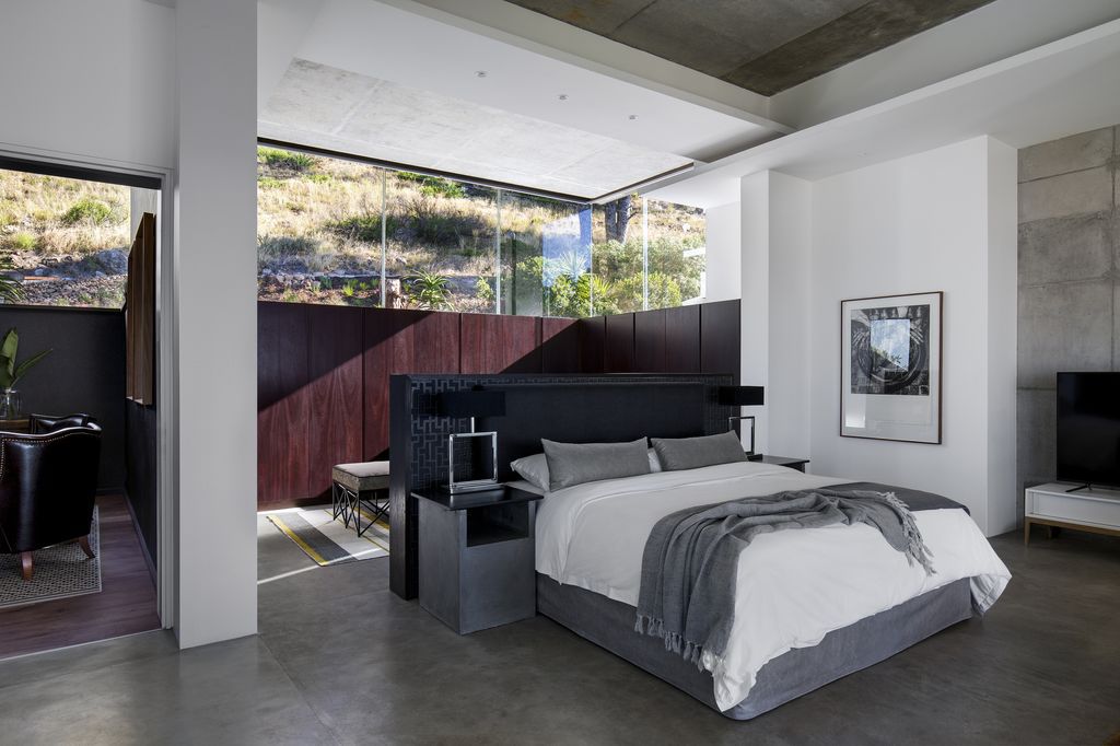 Pool Penthouse, Glamorous urban home on slope by Jenny Mills Architects