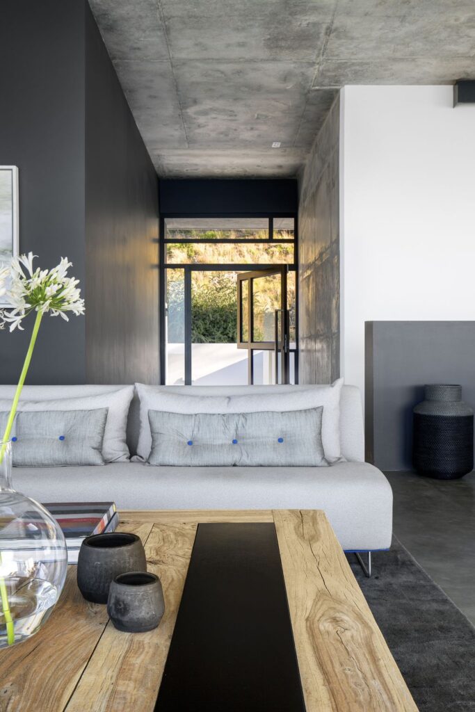 Pool Penthouse, Glamorous urban home on slope by Jenny Mills Architects