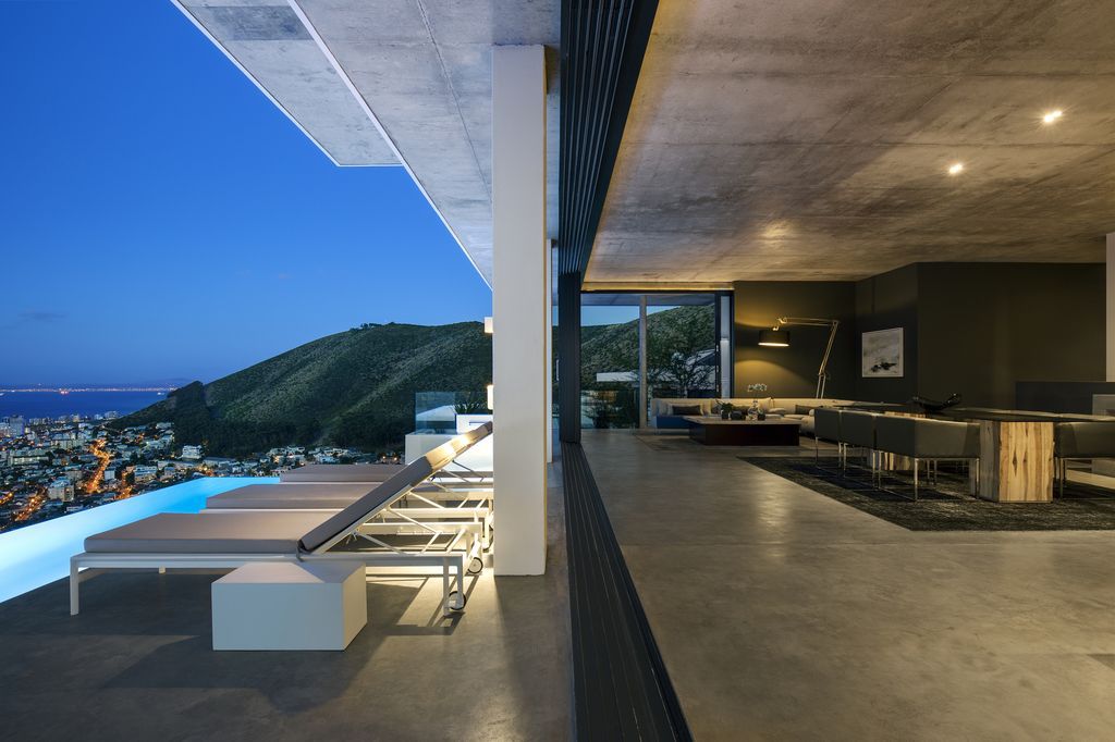 Pool Penthouse, Glamorous urban home on slope by Jenny Mills Architects