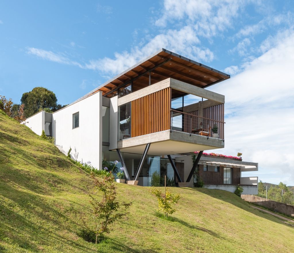 TKN House, a Stunning Mountain Home on Steep Site by OTP Arquitetura